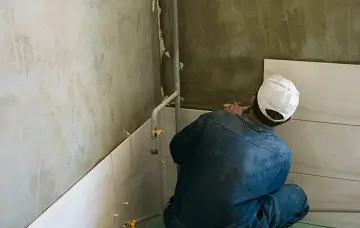 چسباندن کاشی روی دیوار سیمانی؛ آموزش تصویری